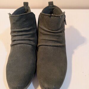 Women's green ankle booties, size 7